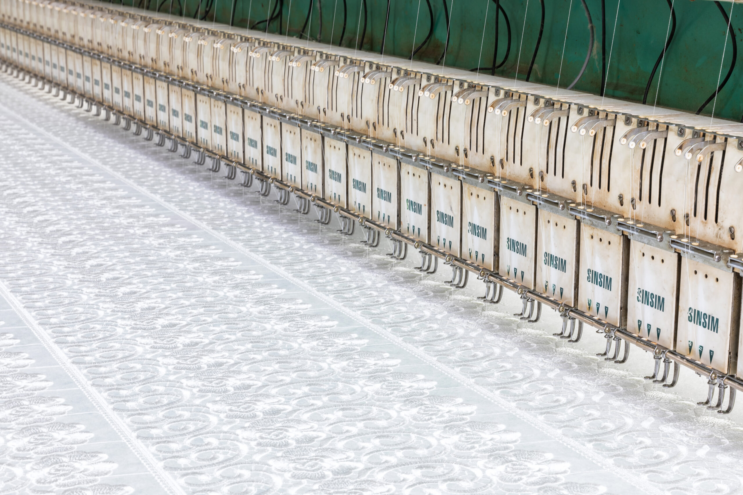 Precision multi-bar knitting loom beds and warp beam preparation